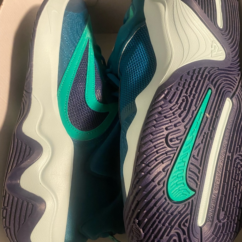 GIANNIS IMMORTALITY 3
GEODE TEAL/STADIUM GREEN
BLEU CANARD GEODE/VERT no lid NWT